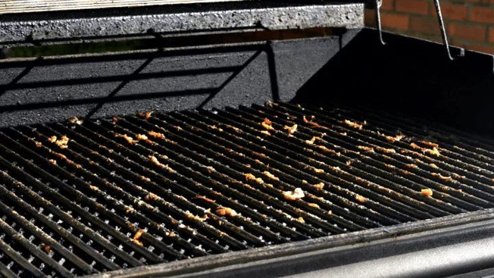 Dankzij deze truc verwijder je aangekoekte etensresten op je barbecuerooster zonder moeite
