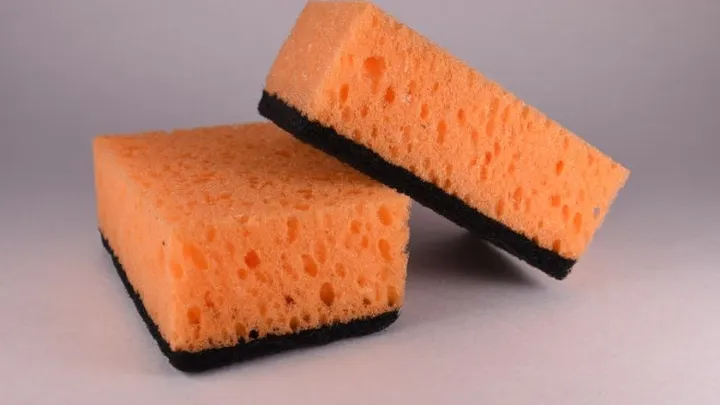Heb jij al een spons in de koelkast? Als je dit leest ga je het meteen doen!