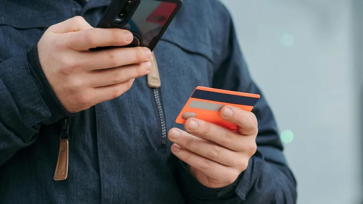 Sasha's verloofde koopt stiekem producten voor zijn broer met haar creditcard