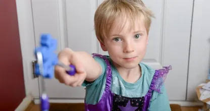 Verschrikkelijk wat deze bezorger tegen dit jongetje in een feeënjurk zegt.. Wanneer stopt dit?