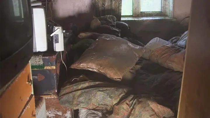 Agua marrón y moho: mujer no limpia su casa durante 9 años