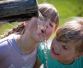 Zoveel glazen water moeten kinderen drinken op een hete dag
