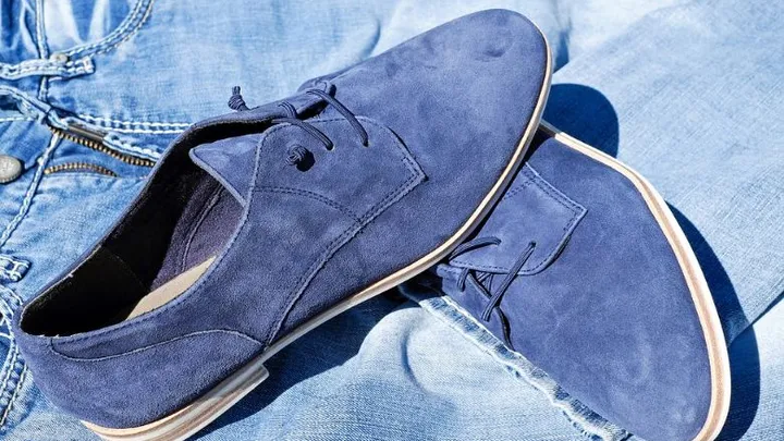 Vlekken op je suède schoenen? Met deze simpele truc verwijder je ze