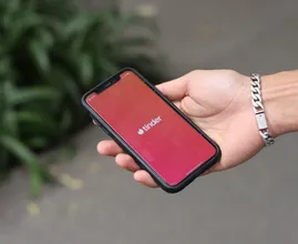 De Tinder Swindler is te boeken voor nachtclubs en vraagt enorm bedrag