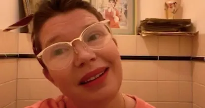 Heerlijke humor: Tjitske Reidinga maakt quarantainevlog vanaf toilet