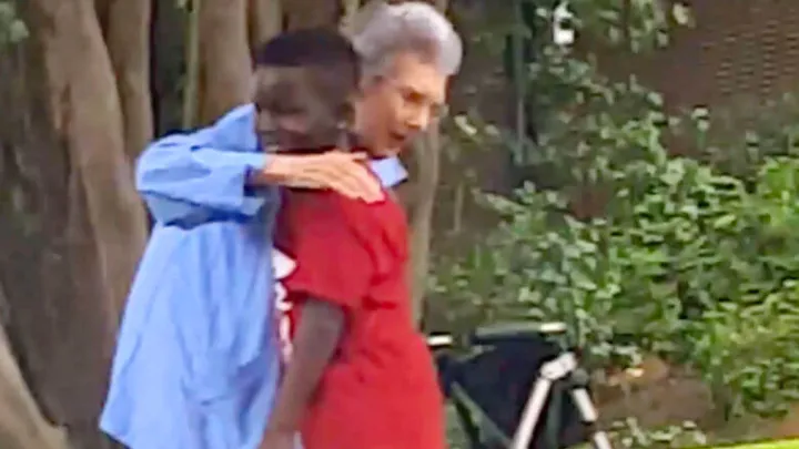 Amerikaanse Maurice Adams Jr. (8) helpt oude dame en wordt plotsklaps beroemd