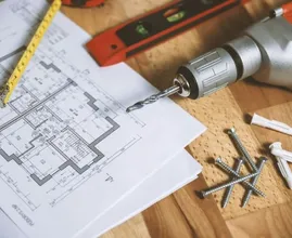 Slim! Met dit trucje haal je eenvoudig pluggen uit de muur