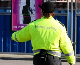 Eén waarschuwing, dan boete: handhavers gaan sneller optreden tegen overtreders coronamaatregelen