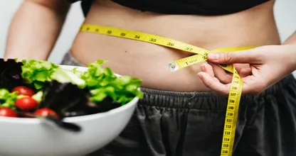 Di' addio alle maniglie dell'amore! 10 suggerimenti per aiutarti a perdere grasso