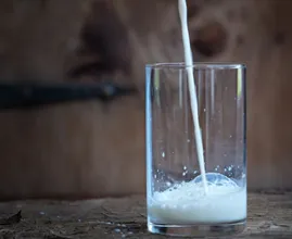 Deze drie lastige vlekken verwijder je heel simpel met... melk!