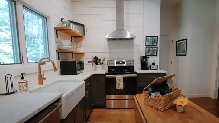 Esta senhora de 27 anos está morando em uma casa de apenas 290 pés quadrados, mas quando você vir o interior, vai querer morar lá!