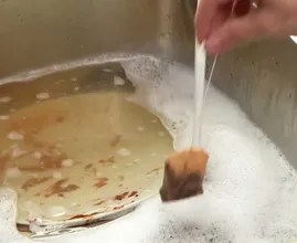 Ella sumerge una bolsita de té en un fregadero lleno de platos sucios. También lo harás cuando veas por qué