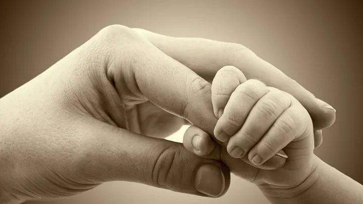 Schandalig! Ongeboren baby Jelle krijgt geen uitvaart van de verzekering! Zijn ouders moeten alles ZELF betalen!