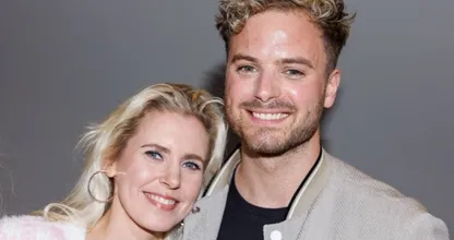 Jim Bakkum zet jarige Bettina Holwerda in het zonnetje