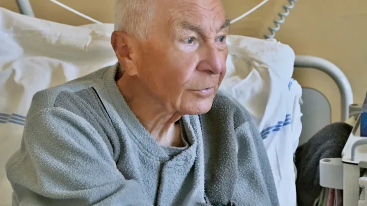 Dying grandpa teaches selfish granddaughter, who refused to take care of him, a lesson