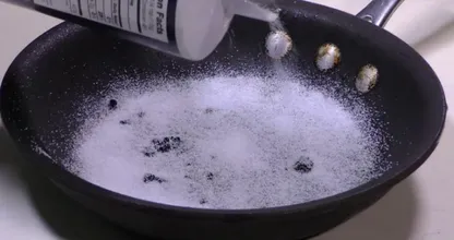 Aus diesem Grund solltest du teflonbeschichtete Pfannen mit Salz bedecken und auf den Herd stellen!