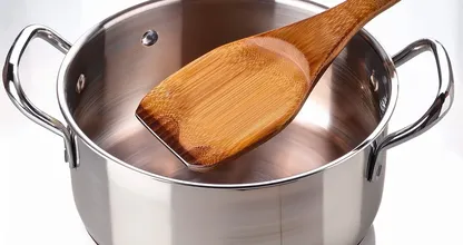 De simpele truc met een houten lepel die voorkomt dat je pan overkookt, maar er zit een addertje onder het gras