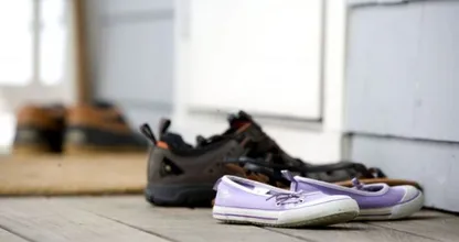 De reden waarom je nooit schoenen in huis zou moeten dragen