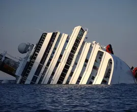 Due uomini entrano in una nave da crociera abbandonata: quando scoprono cosa c'è dentro, chiamano la polizia