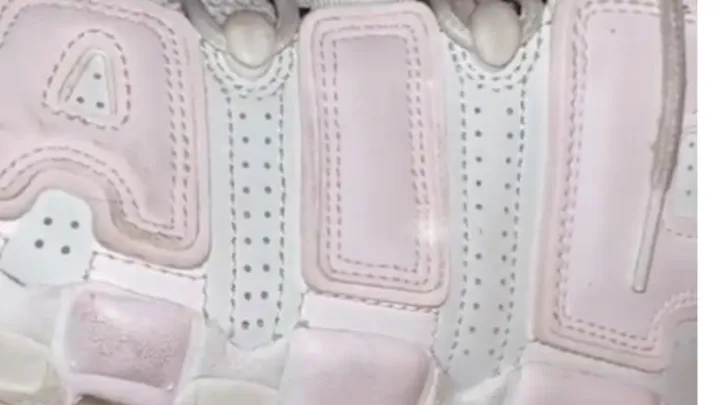 Roze of mintgroen: welke kleur hebben deze schoenen volgens jou?