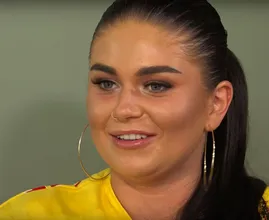 Roxeanne Hazes laat opvallende tatoeage zetten voor haar zoontje Fender