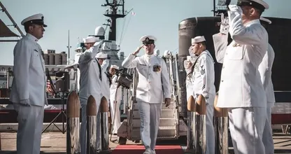 Um fuzileiro naval mal podia esperar para ver sua esposa, mas fica chocado quando o faz