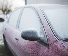 Die Lösung bei eingefrorenen Autoscheiben? Eine Tüte Wasser!
