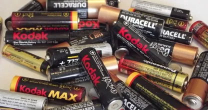 So testest du schnell ob die Batterie leer oder voll ist die du in den Händen hältst.