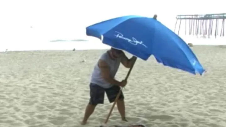 With this clever trick your beach umbrella will never blow away again