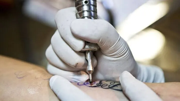 HEFTIG: Deze vrouw liet de naam van haar vriend op haar voorhoofd tatoeëren!