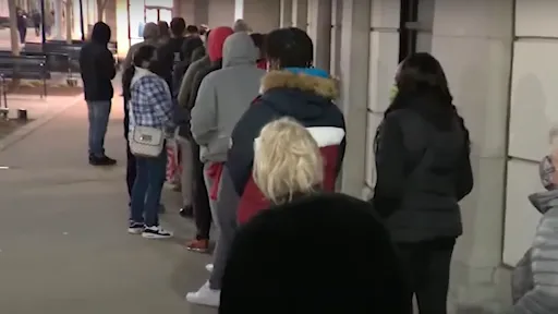 Oude vrouw wordt vertrapt terwijl ze een cadeau voor haar kleinzoon probeert te kopen op Black Friday