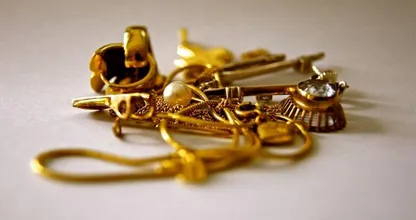 Leg je gouden sieraden in een glas met bier en zie wat er gebeurt
