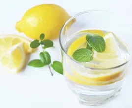 Boire de l'eau citronnée l’estomac vide? Faites-le! Voici la raison...