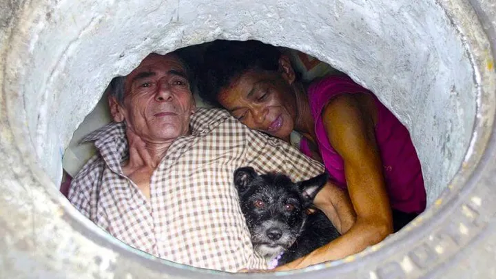Casal que viveu num esgoto durante 22 anos mostra como é o seu interior