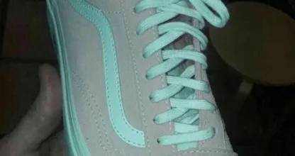 Het internet gaat los op deze schoenen, niémand snapt welke kleur ze zijn!