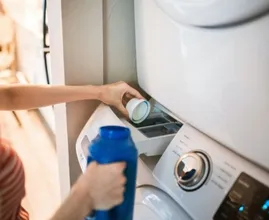 Aha! Dit is waarom donkere kleding vaak stinkt na het wassen