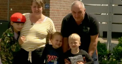 Kijkers vol verbazing over gezin in Steenrijk, Straatarm