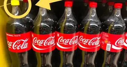 Por qué las botellas de Coca-Cola tienen ahora tapones amarillos