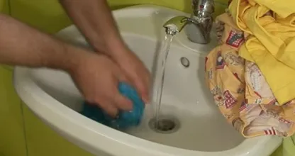 ¿No puedes quitar esos asquerosos olores de sudor de tu ropa? Así es cómo lo harás.