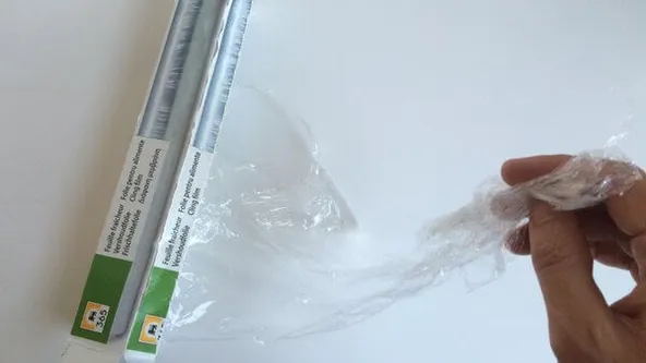 Ook altijd zo aan het klooien met dat plakkerige huishoudfolie? Met deze tip is dat voorgoed verleden tijd!
