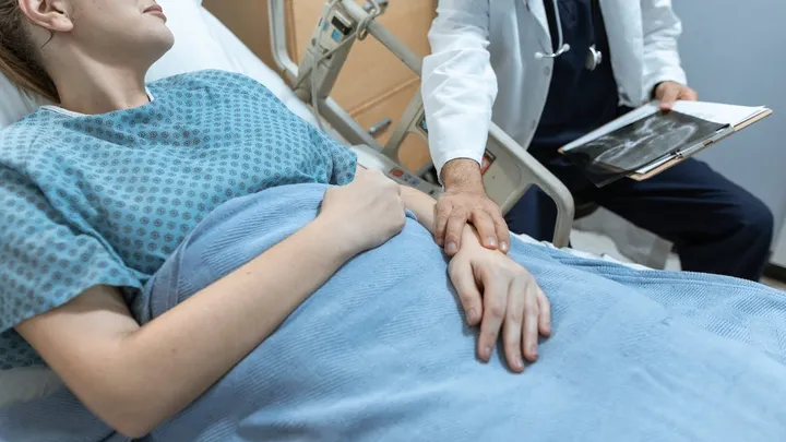 3 Weken na de geboorte van een tweeling voelde moeder zich ziek - toen de dokter de echo zag, zei hij: "Het spijt me"