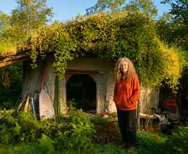 Sie hat sich ein Tiny House in den walisischen Wäldern gebaut – und lebt dort ohne Strom