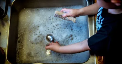 Universität Harvard fand heraus: Kinder die beim Abwasch helfen sind später erfolgreicher