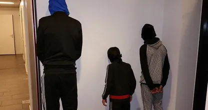 Politie Rotterdam onder vuur door 'schandpaalfoto' jonge verdachten. Kan dit of niet?