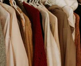 Wil jij zelfvertrouwen of liefde uitstralen? Draag dan kleding in deze kleuren
