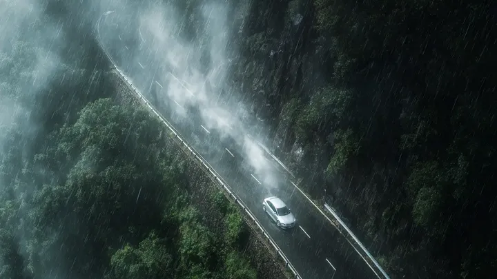 Un conducteur spectaculairement stupide franchit un col de montagne humide à 180 km/h - et en paie le prix fort