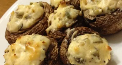 Auf der Suche nach einem besonderen Snack? Dann probiere doch mal diese Champignons mit Frischkäse!