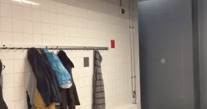 Bizar: in verschillende vestigingen van deze sportschool zijn camera's in de kleedkamers ontdekt...