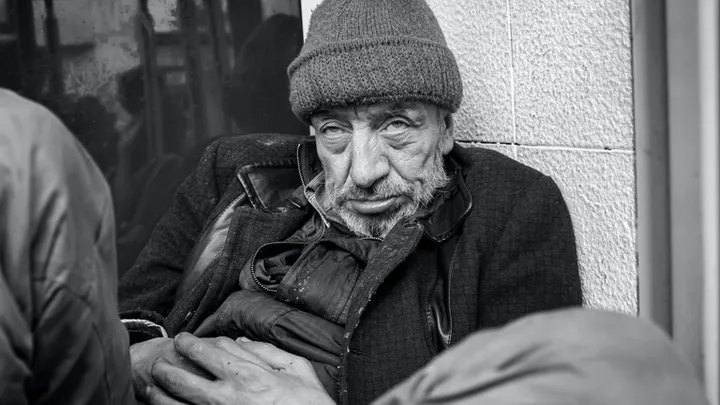 Homeless man reveals his true identity and shocks waitress who brings him food