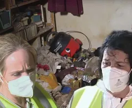 Schoonmakers pakken huis aan dat 9 jaar verwaarloosd werd, je herkent het niet meer terug!